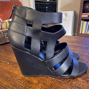SOLD ❌ BCBG black wedges
